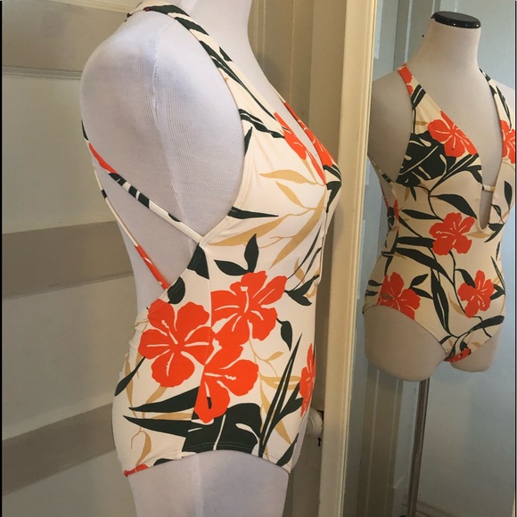 Vince Camuto swimsuit - Picture 9 of 10